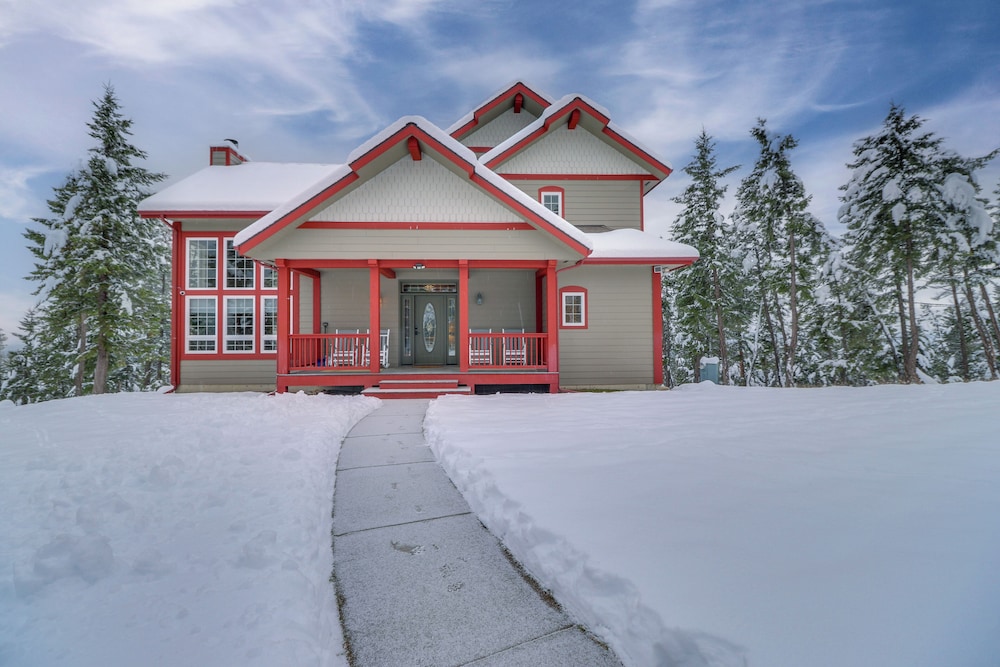Mountain Views & Deck: Spacious Eureka Getaway!