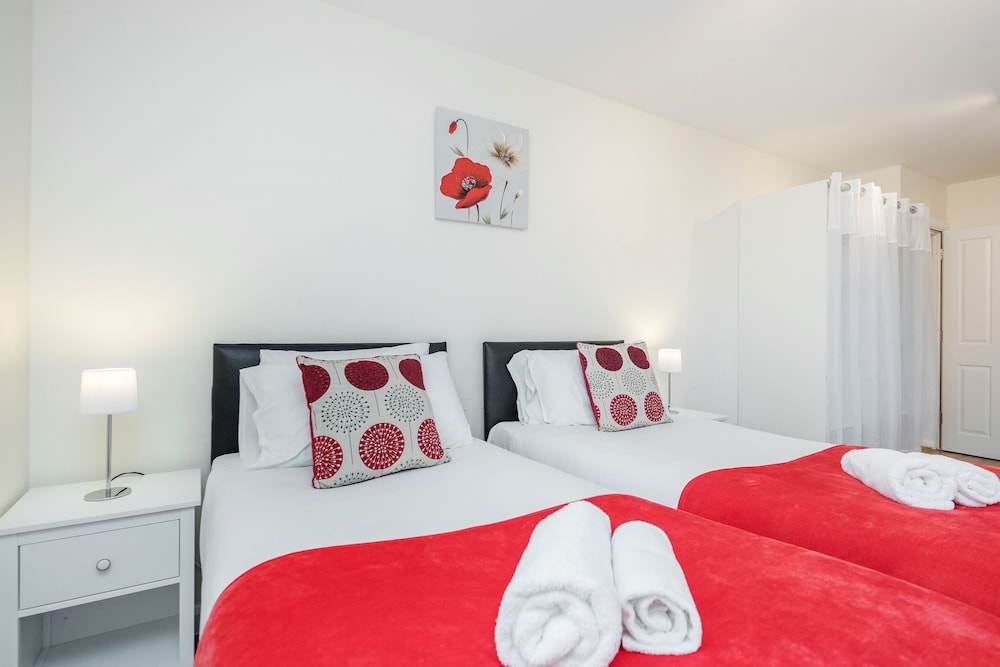 MPL Apartments - Queens Broadway F4 view 5