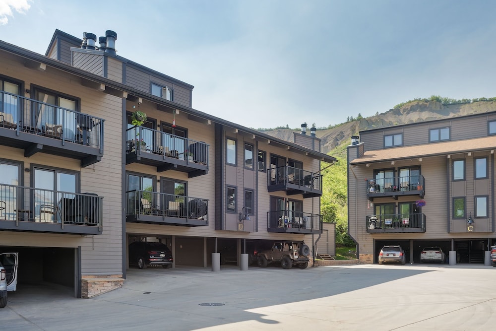 Snowmass 2BR Getaway Pool, Hot Tub & Ski Access - D2 by RedAwning view 2