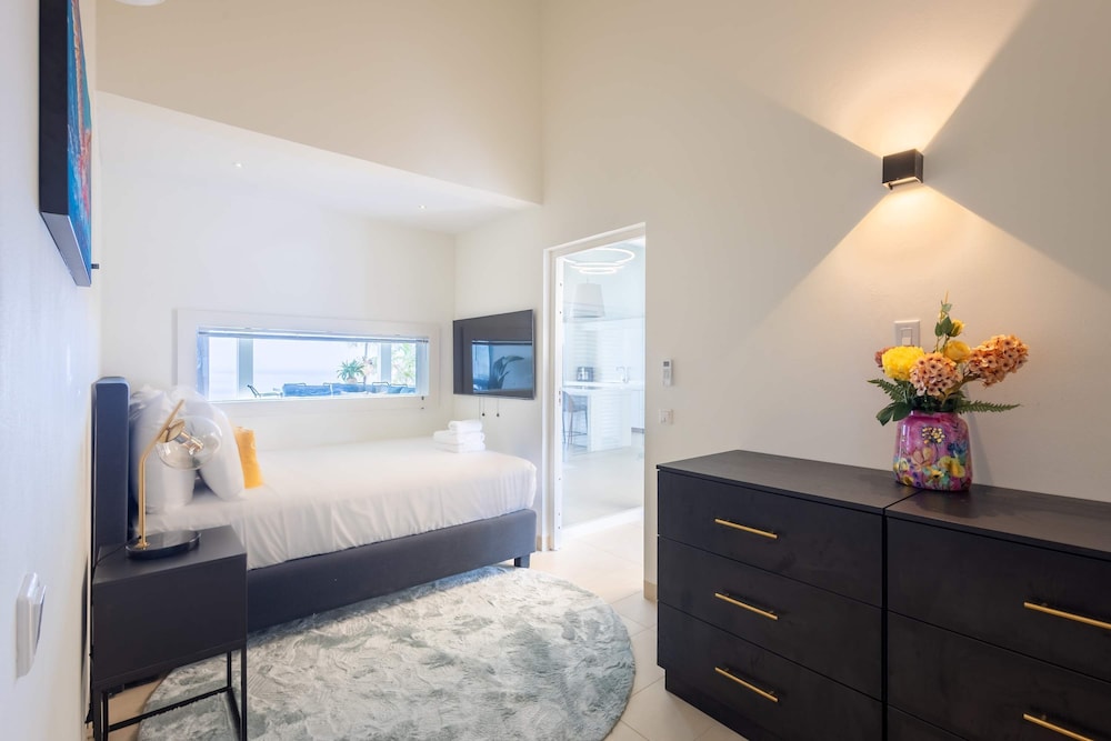 Villa Azure Vista 6BR Luxury Stay w 2 Pools