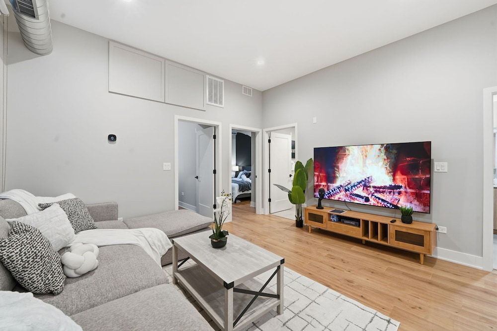 Chic 2BR Apartment in Edgewater Modern Comfort