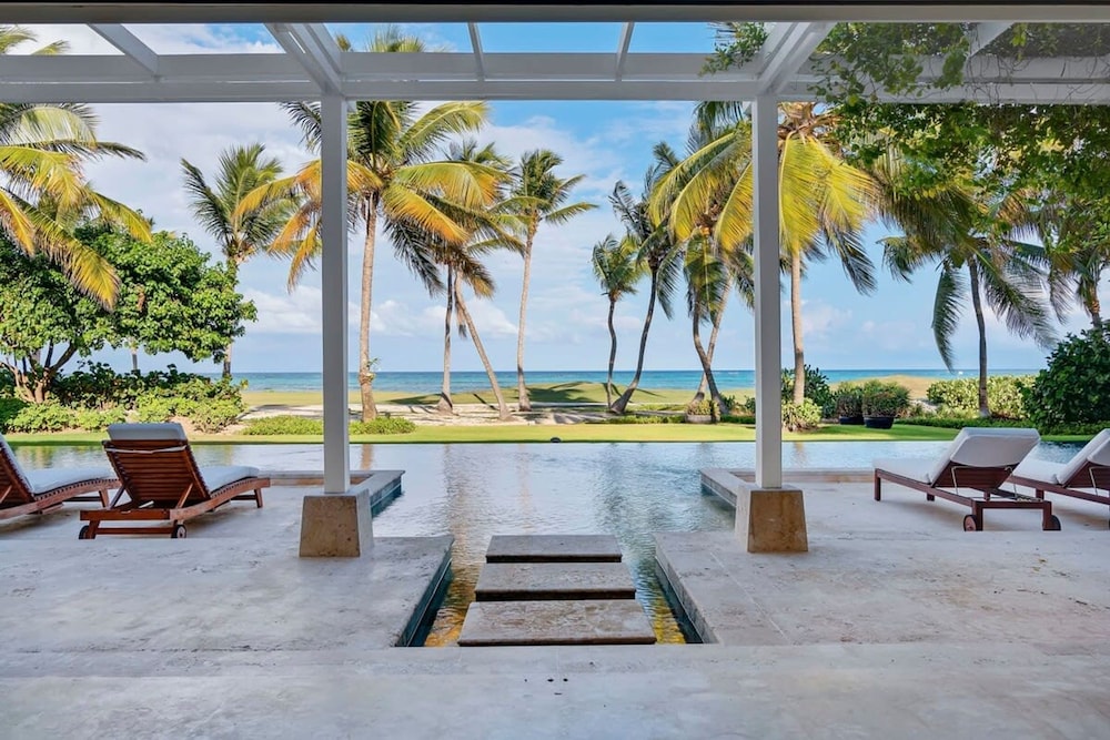 Oceanfront Golf Course Estate w Pool Guest House