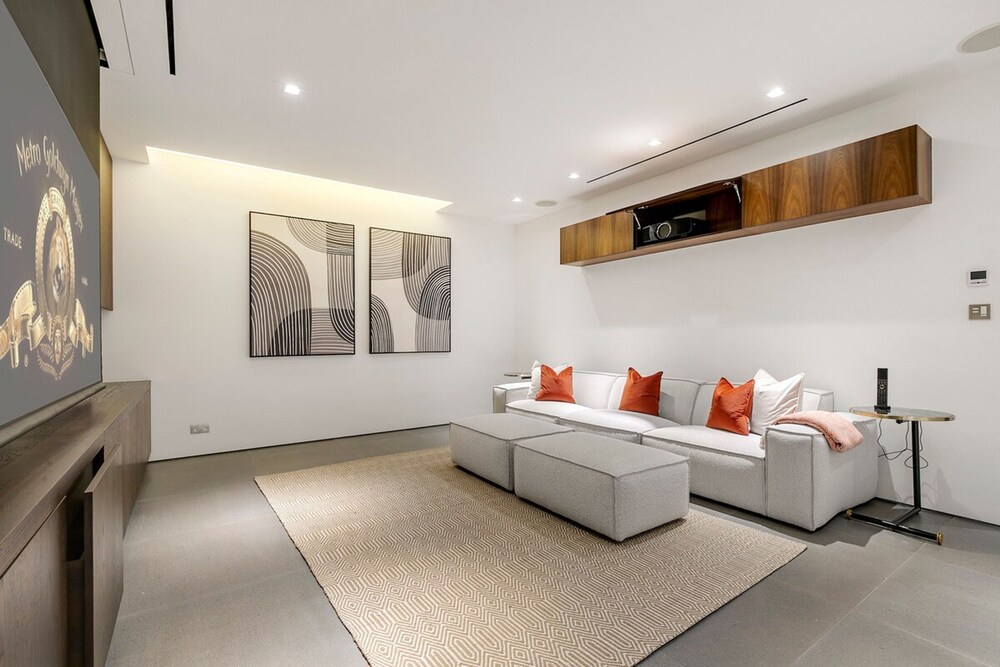 Paddington Luxury 3-bed Mews Private Cinema Gym