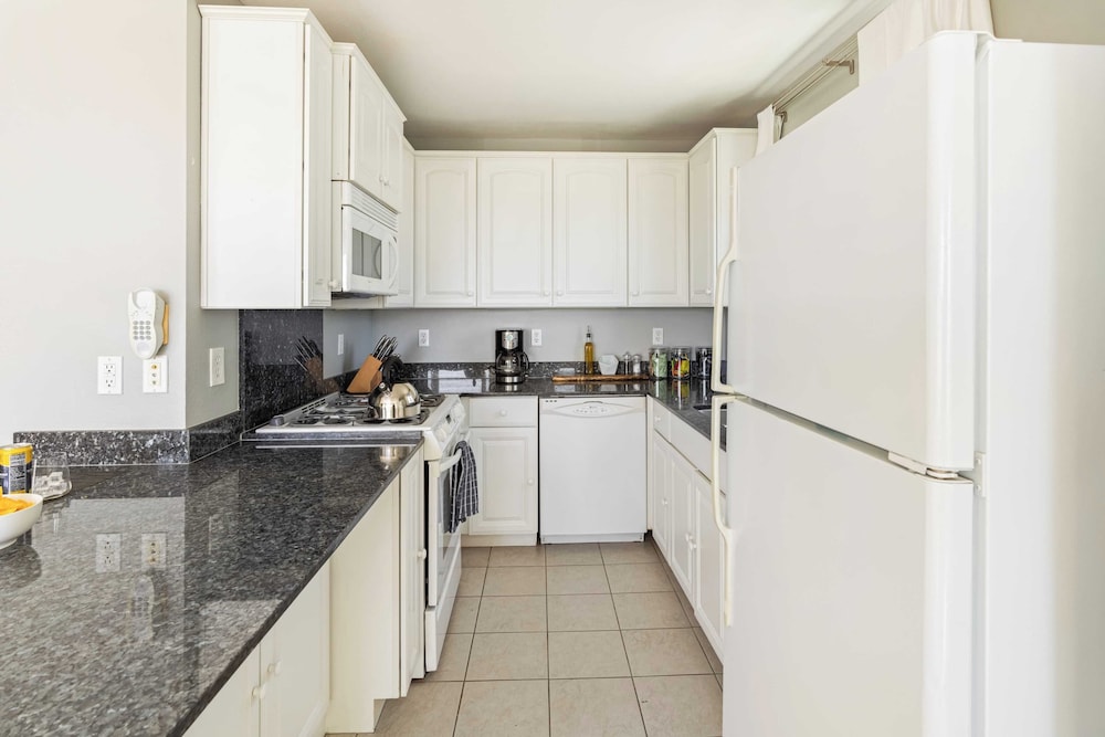 7 Cayucan Bungalows by Avantstay Close to Beach + Ocean Views Sleeps 36