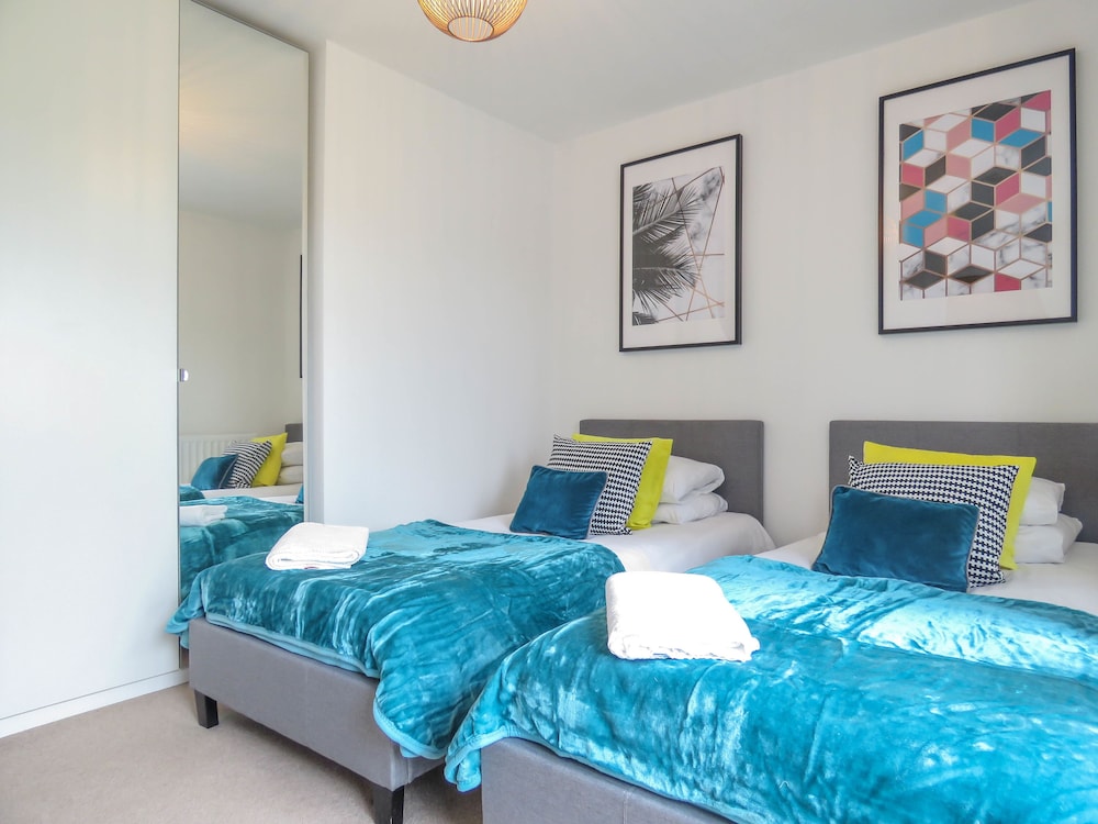 Tudors eSuites Park Central Townhouse Garden and Parking view 5