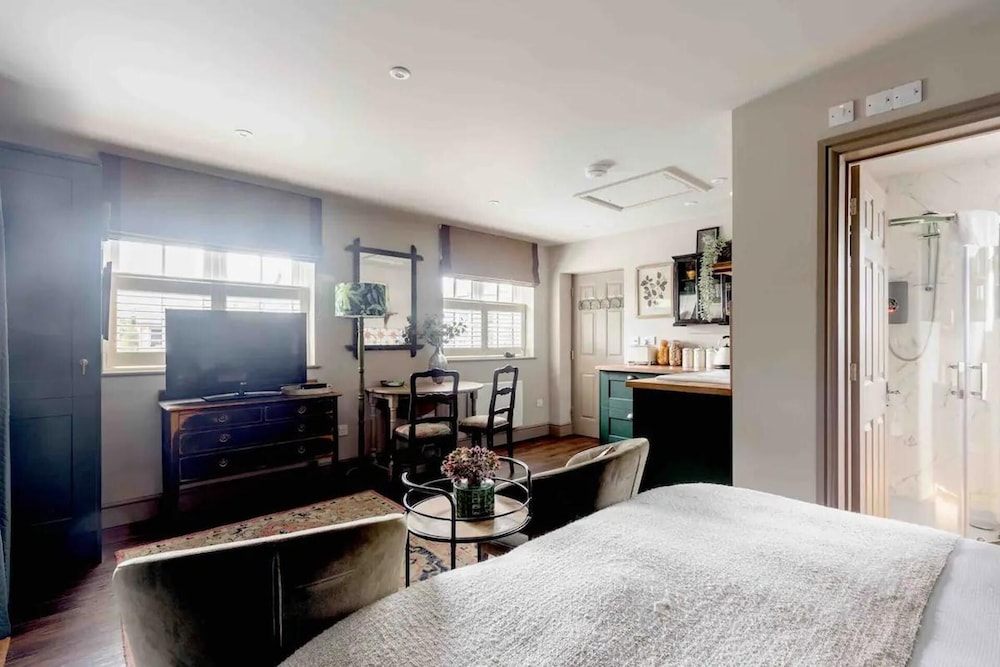 1 Bed Studio Sleeps 2 -patio -garden -dogs Ok view 2