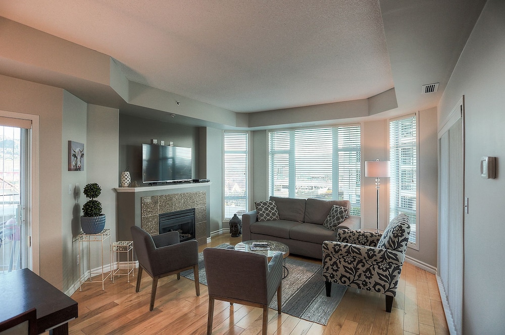 Sunset Waterfront Resort by KelownaGo-0