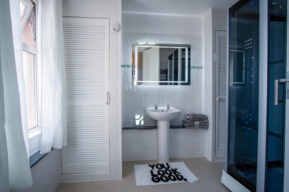 Skyfall - 2 Bedroom Apartment - Milford Haven