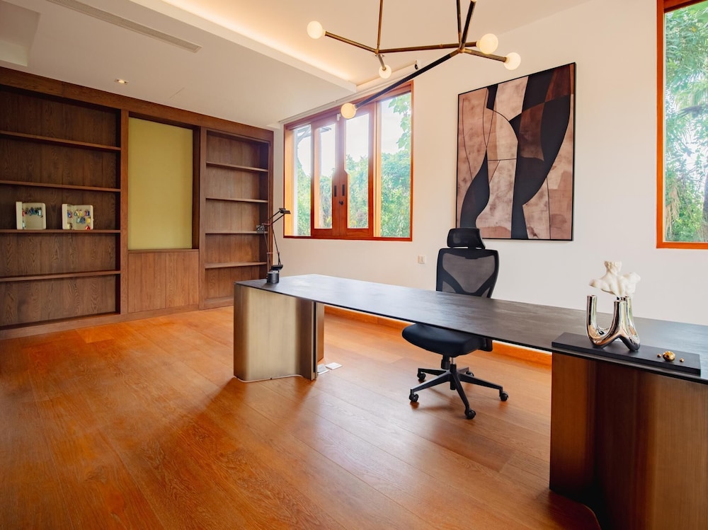 Luxurious 5bedroom White Estate Villa Private Lake