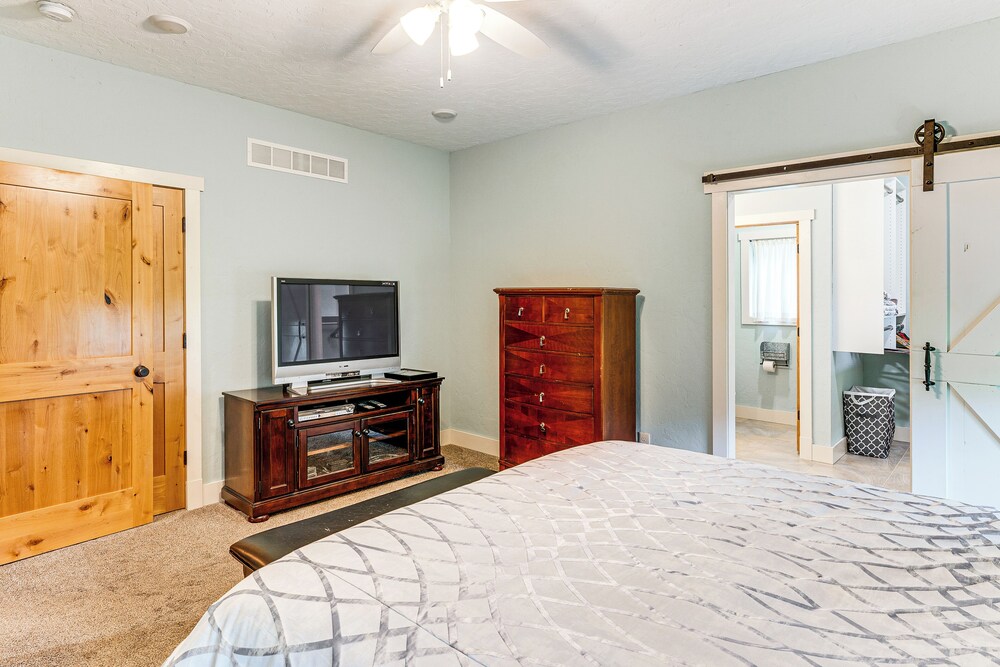 Luxe Barndominium Retreat Near Blue Spring Lake!