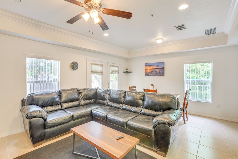 1 Mi to UF: Modern Townhome w/ Balcony