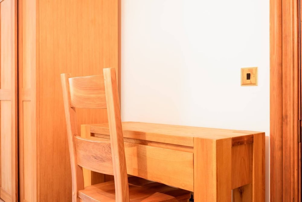 JOIVY 5 Bedroom Apt Near Meadows & George Square view 2