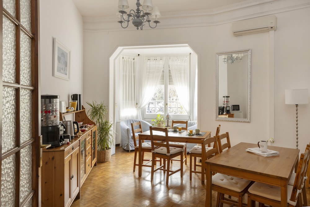 Ally's Guest House Barcelona B&B