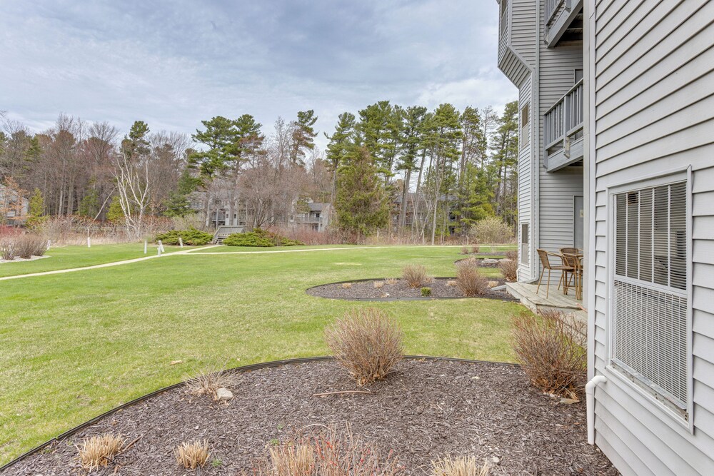 8 Mi to Traverse City: Bayside Couples Retreat