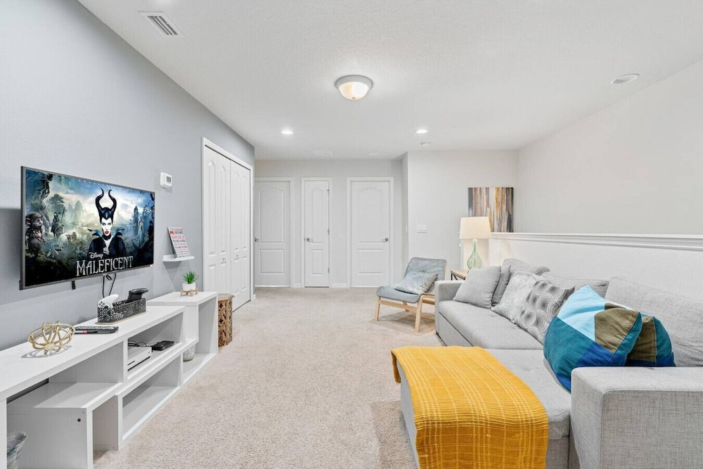 Spacious 5BR Villa w Private Pool Near Disney