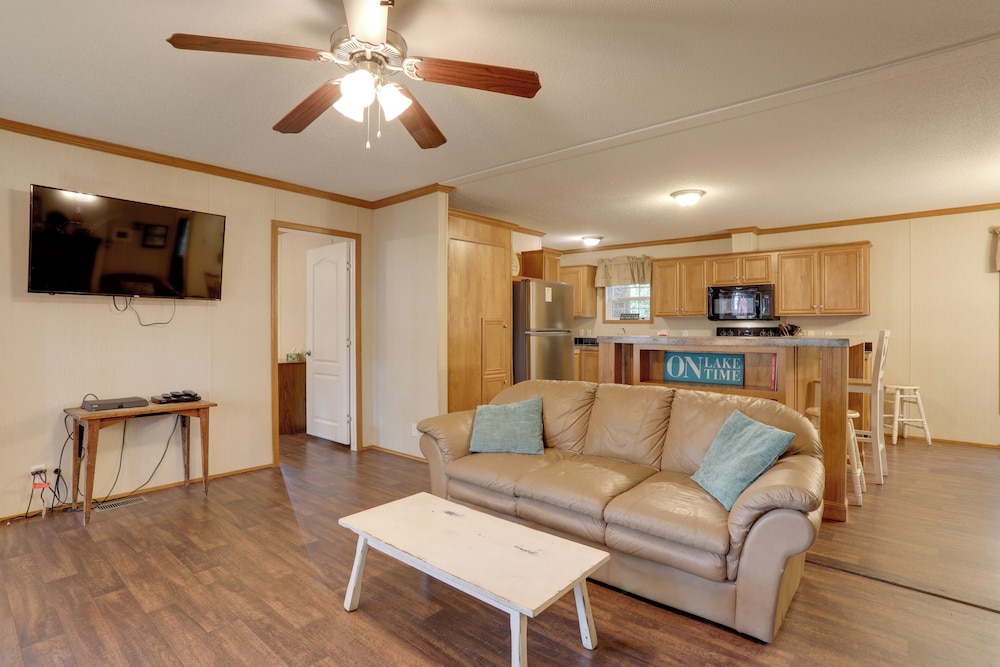 Greers Ferry Lake Access: Cabin w/ Boat Slip!
