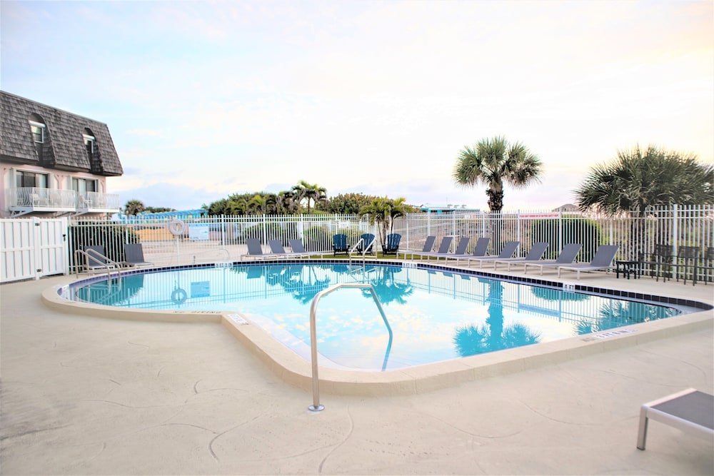 Chateau by the Sea - Happy Palm Stays