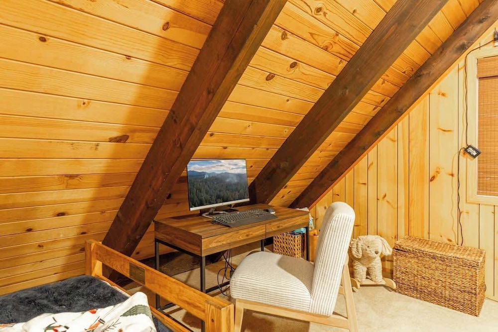 Cozy Tahoma Cabin in the Pines Sleeps 6 + Pets