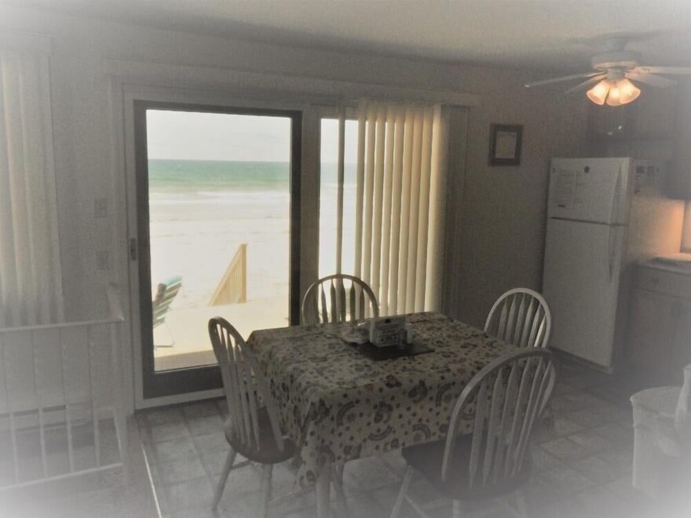 Sea Breeze - W007 Wonderful Beachfront Property For The Whole Family 2 Bedroom Home by RedAwning - Property Image 8