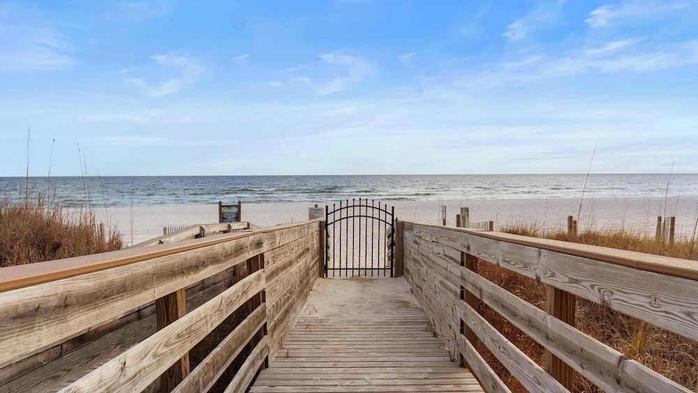 Spacious Family-friendly Retreat Beach Walkable