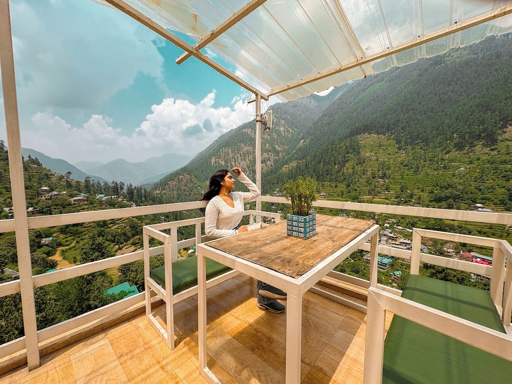 Young Monk Hostel Jibhi