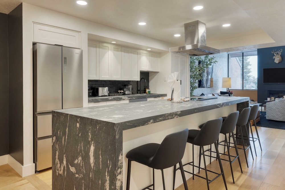 Parkside Condo by Avantstay Walk to Ski Lifts + Town Pool & Hot Tub Access