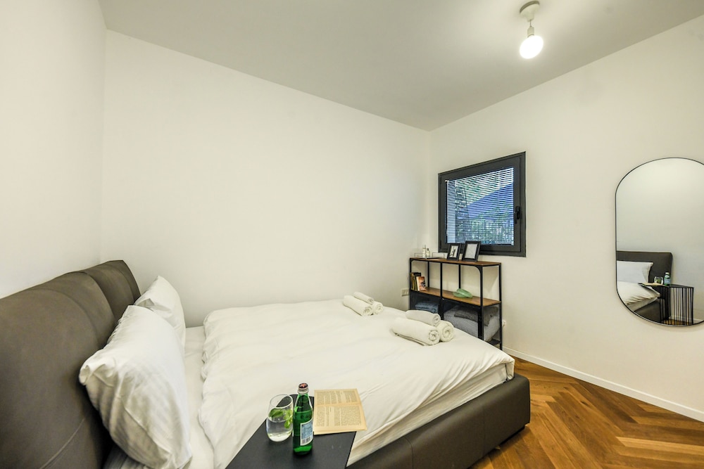 Stylish 3BR Apt with Patio in the City view 2