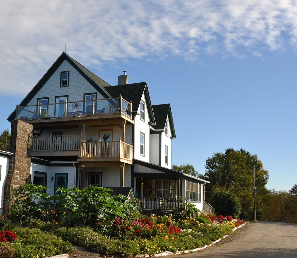 Still Point Lodge & Cottages