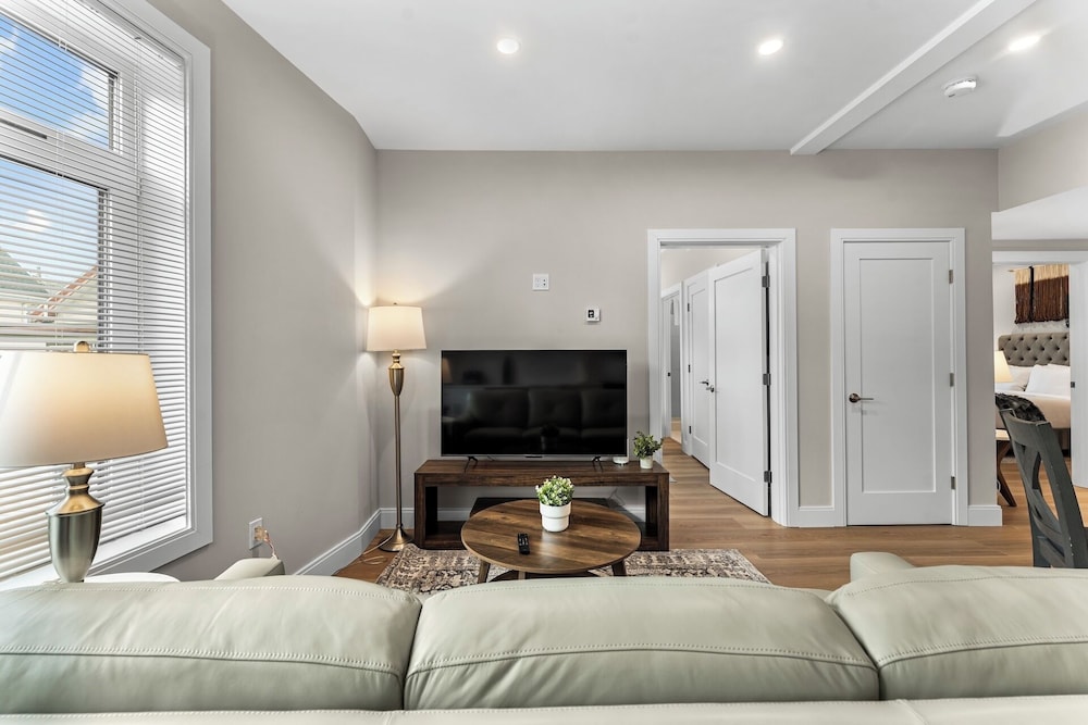 Luxury 2BR near Cambridge