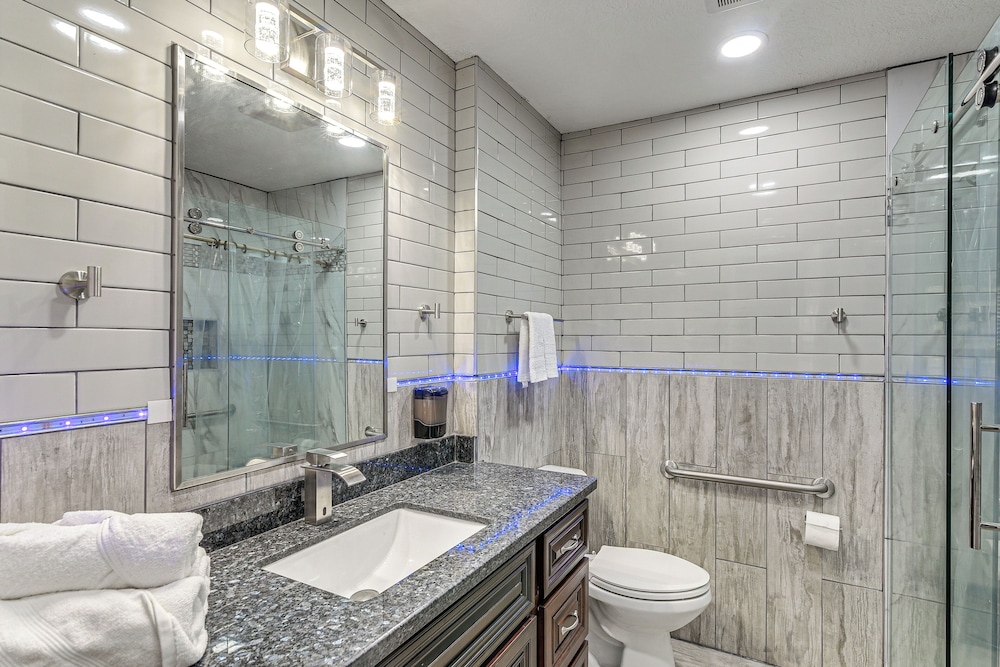 ~ 2 Blocks to Beach: Galveston Group Getaway!
