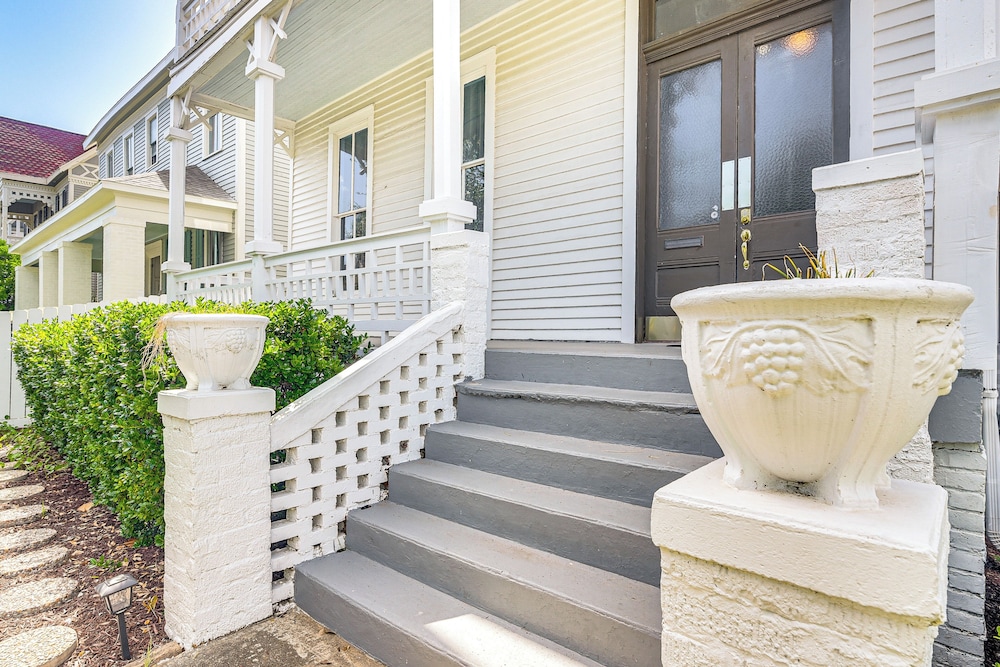 < 1/2 Mi to The Strand: Historic Galveston Apt!