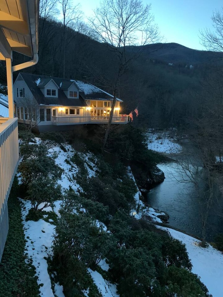 5 BR House- Mt Mitchell Golf Course on the River