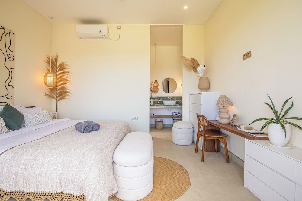 Luxury 4BR Villa With Private Pool in Canggu