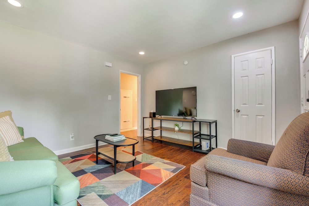 Inviting Home w/ Backyard: 8 Mi to Dtwn Atlanta!