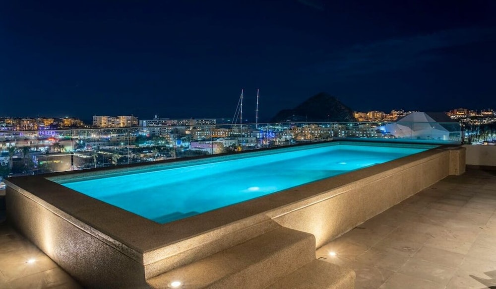 New 1BR Condo in Marina - Rooftop Pool - King Bed