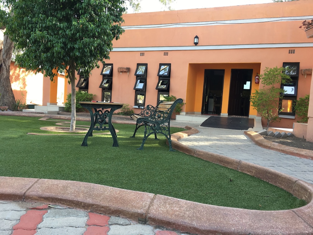 Gumare Executive Lodge