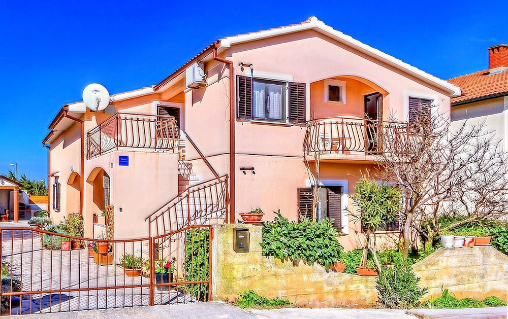 Apartment in Liznjan With Pool Terrace
