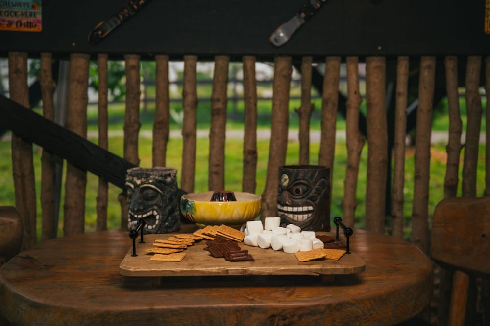Treehouse Hot tub on 60 Acre Farm Near Downtown