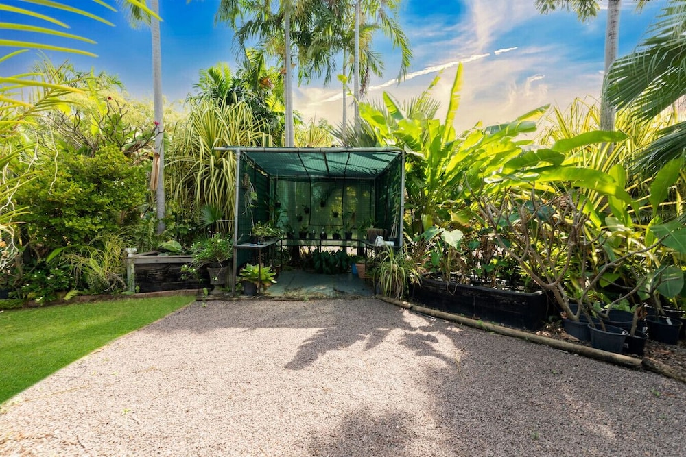 Nature s Nest Pool SPA Outdoor Kitchen Dining