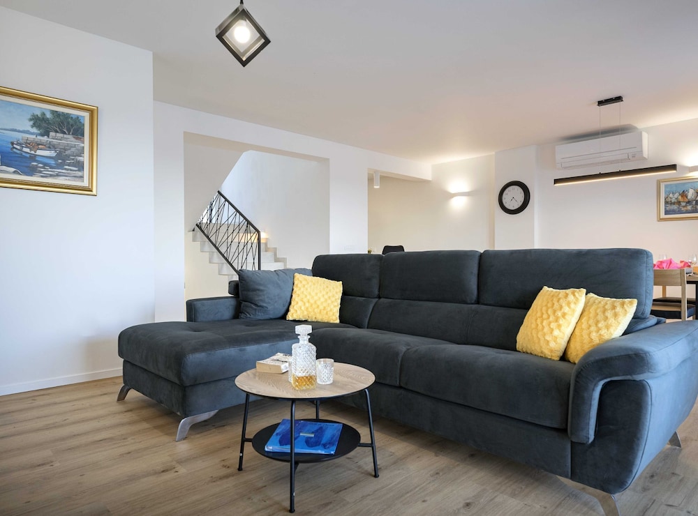 Sunlit Shores Beach Villa With Pool, Gym and Sauna