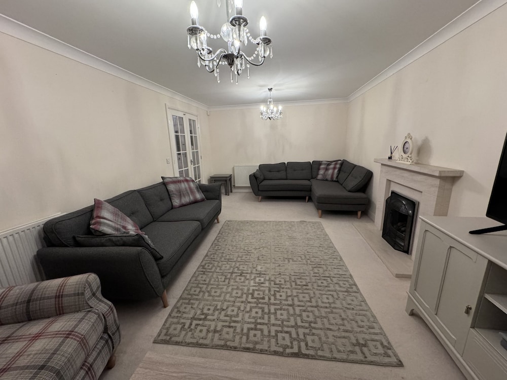 Spacious 4Bd House With Character In Coventry
