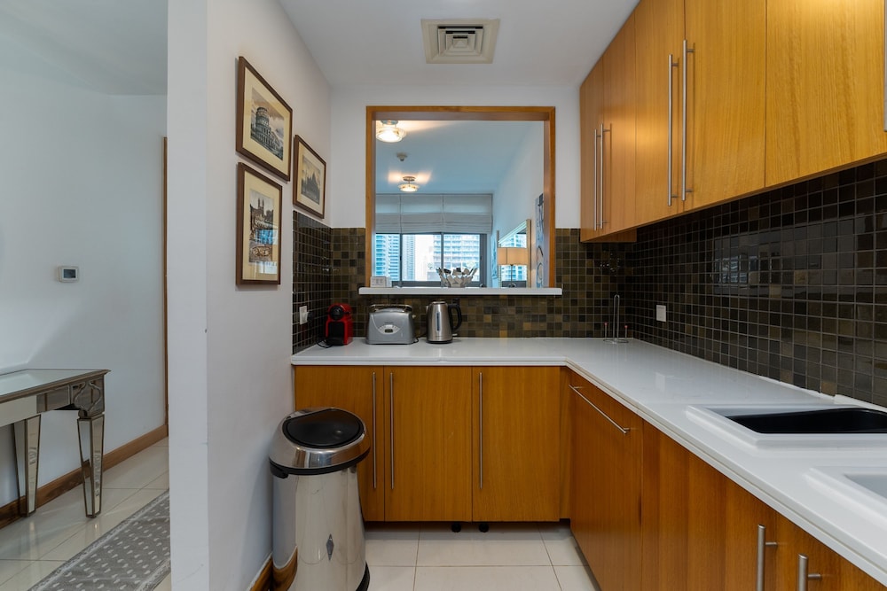 1BR Apt in Prime Location w Marina View Balcony