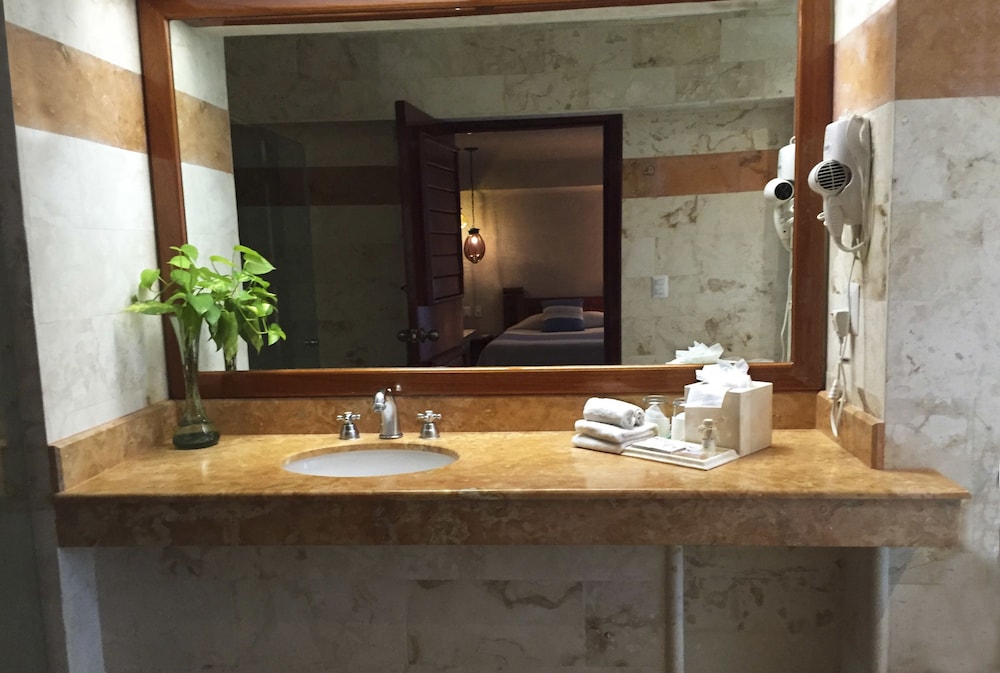 Mayaland Hotel & Bungalows