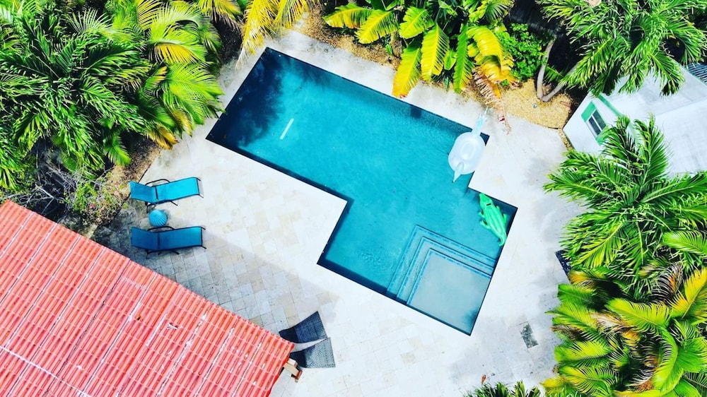 Beachside Bliss Lush Private Pool BBQ King Bed