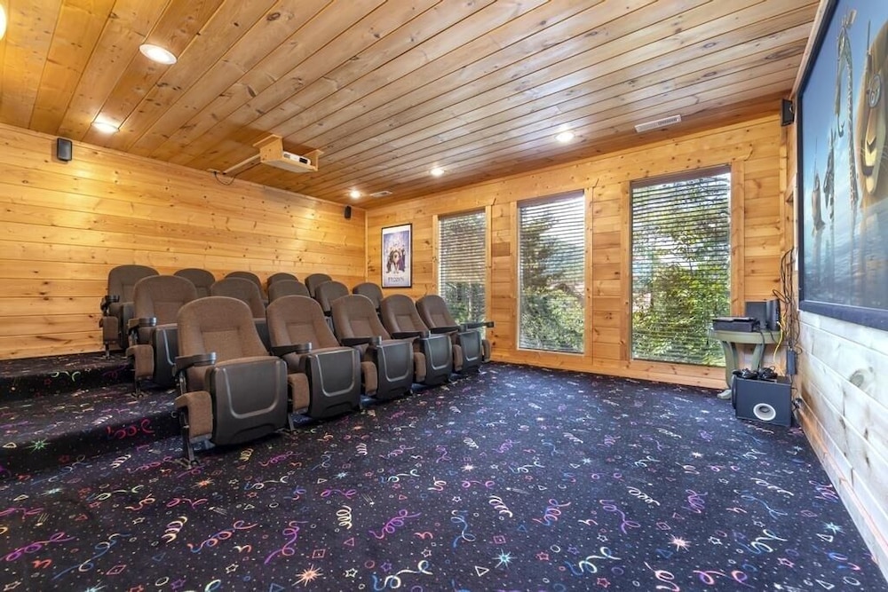 Valley View-tiful - 5 Bedrooms, 5 Baths, Sleeps 18 Home by RedAwning