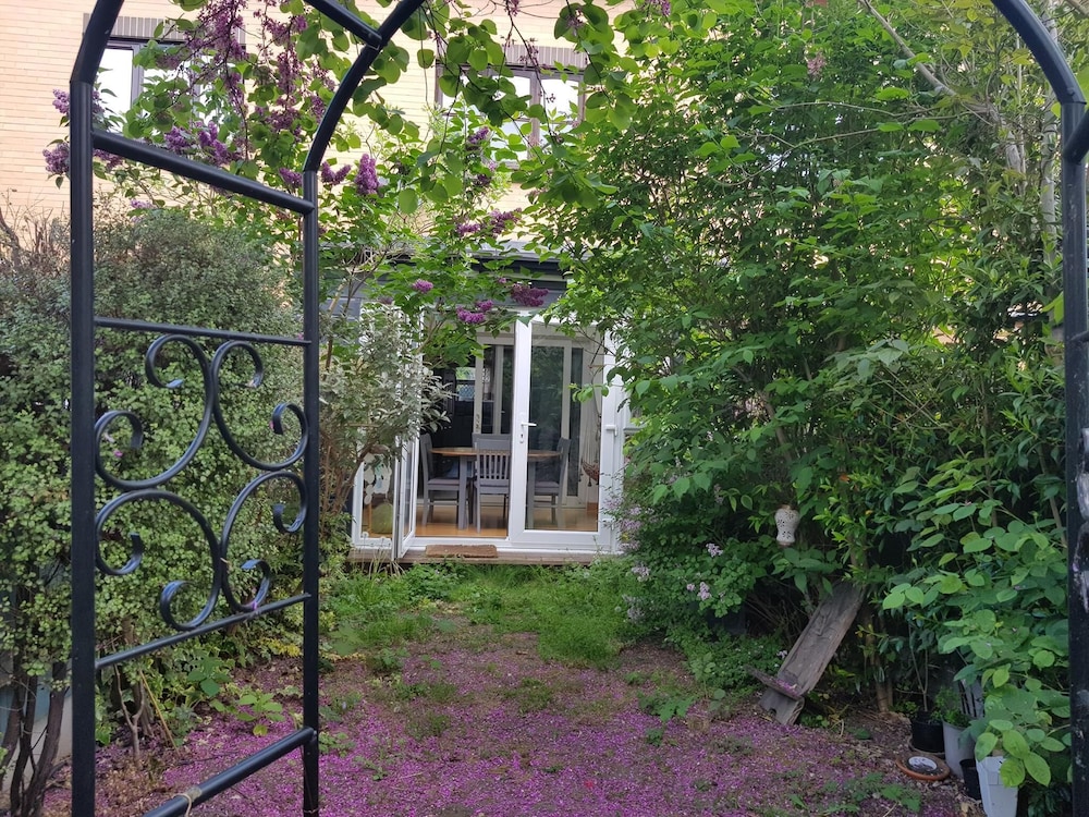 Stylish & Spacious 3-bed Home in Vibrant Bow