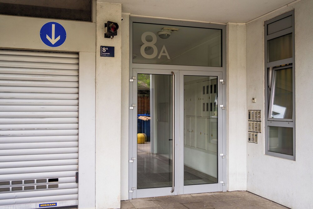 Cityscape Comfort Apartment With Garage
