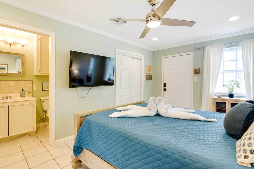 1 Block to Beach: Galveston Coastal Cottage