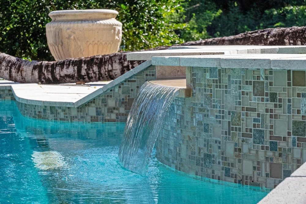 Luxurious 7-Bedroom Villa with Pool & Games