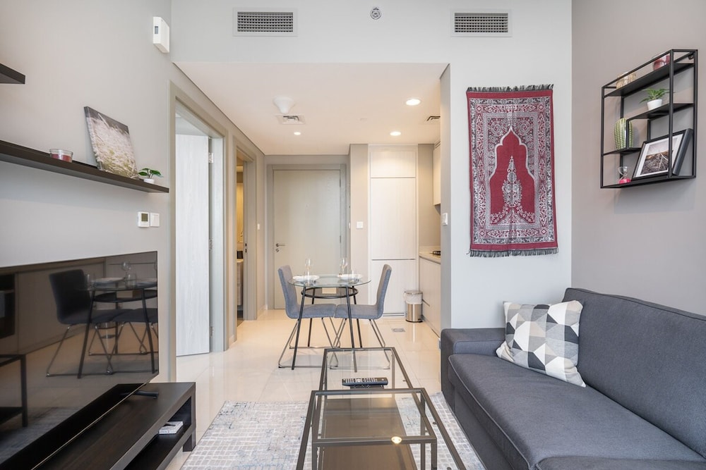 Stylish 1-bedroom Apartment With Stunning Canal Views at Business Bay